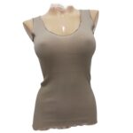 Ženska majica na široke naramnice iz 100% bombaža. Struktura je rebrasta.