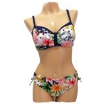 Ženske dvodelne kopalke, modrček nepodložen s kostjo, hlačke slip z vrvico pri straneh.